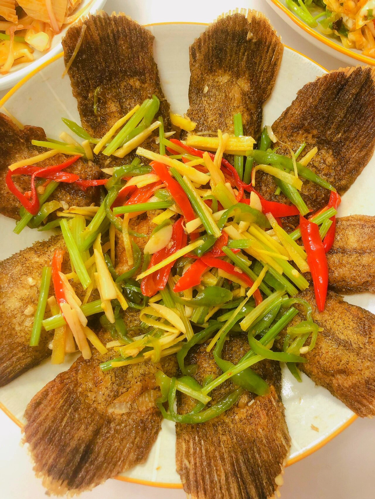 鸦片鱼尾 首次尝试的新菜 肉很嫩 没有鱼刺 就是用油煎的吃到最后有点