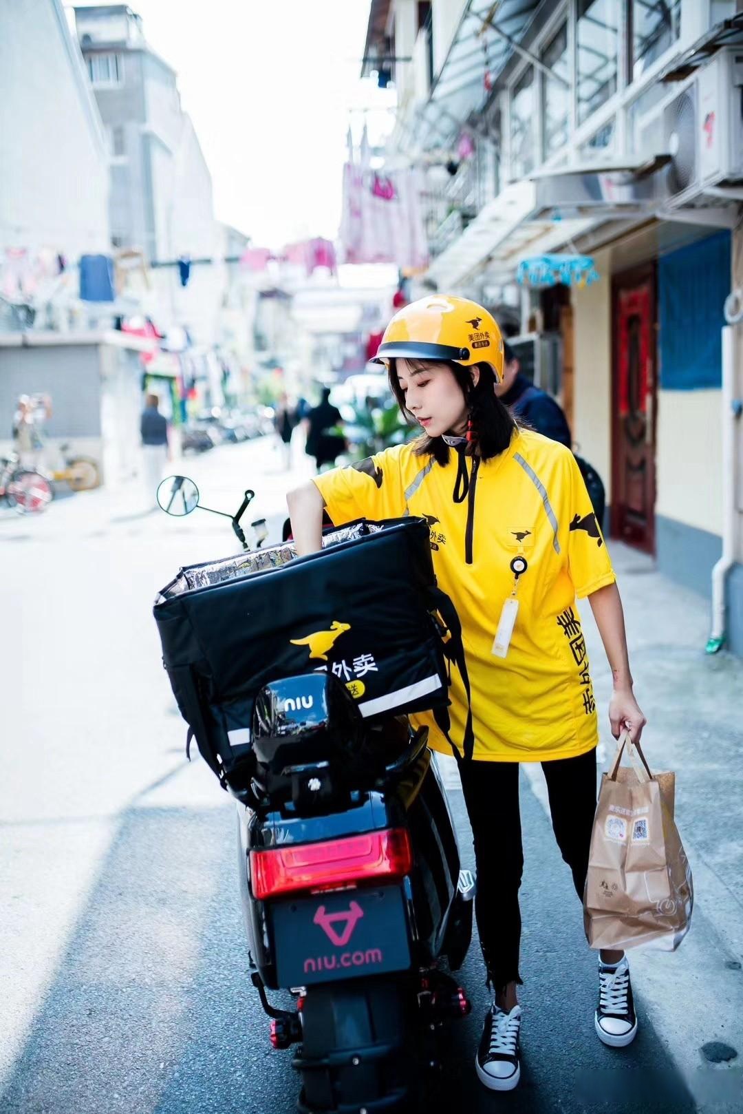 经济晴雨表:女外卖骑手越来越多  在这个炎热的天气里,室外温度已达四