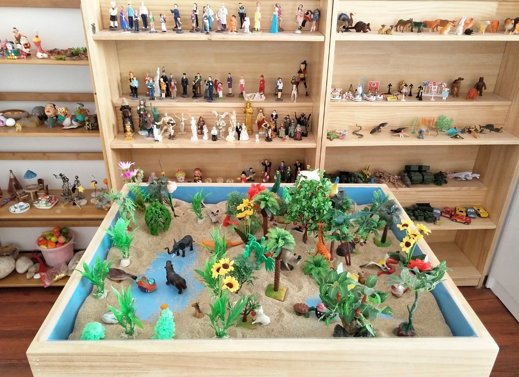 沙盘游戏也能提高孩子的认知能力,培养孩子积极乐观的心态,同时,有