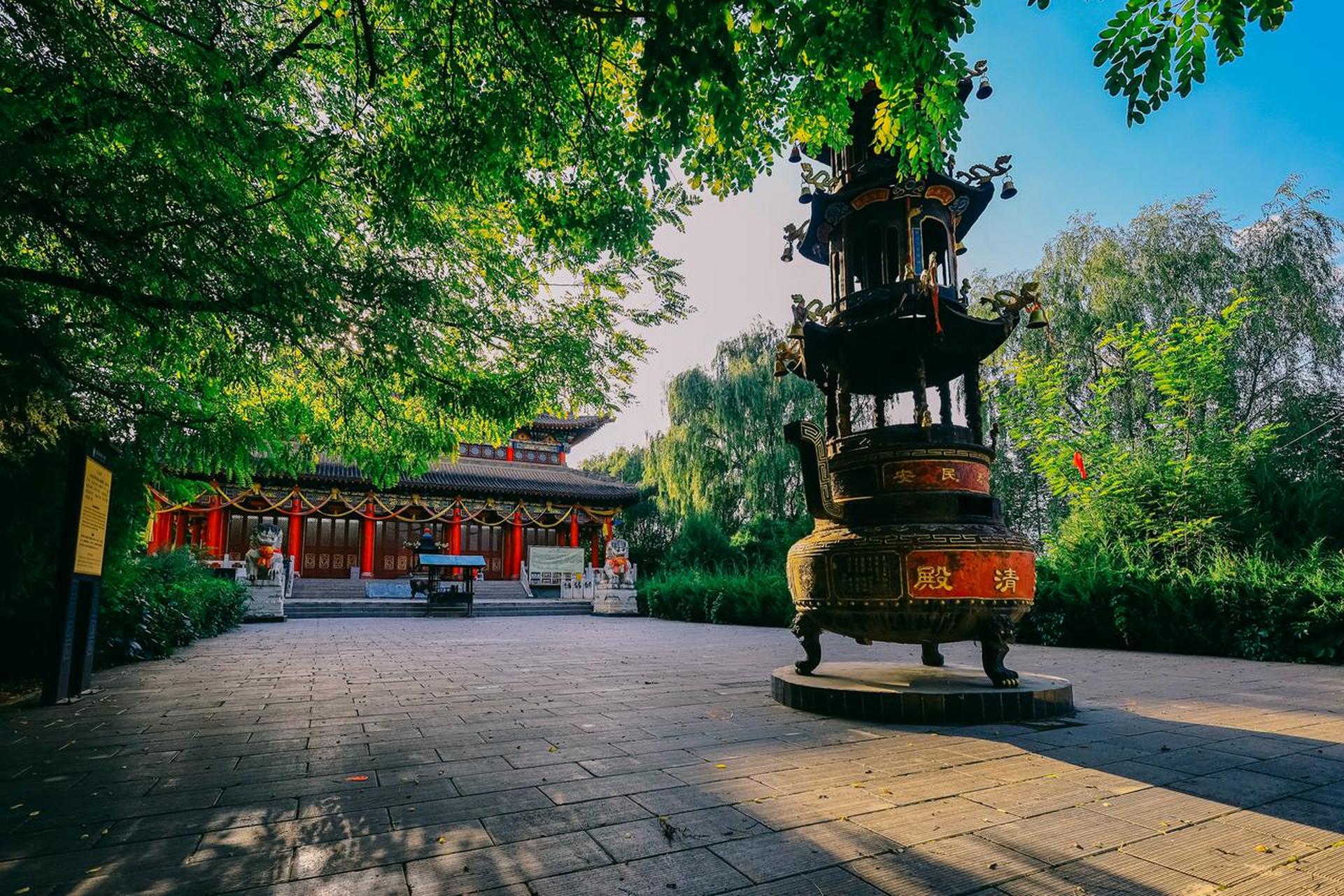 位于甘肃省平凉市泾川县城西一华里的回山之上,是西王母祖庙,也是西