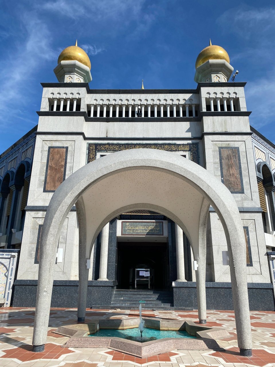 文莱---杰米清真寺 文莱是一个马来伊斯兰君主专制国家,国王拥有至高
