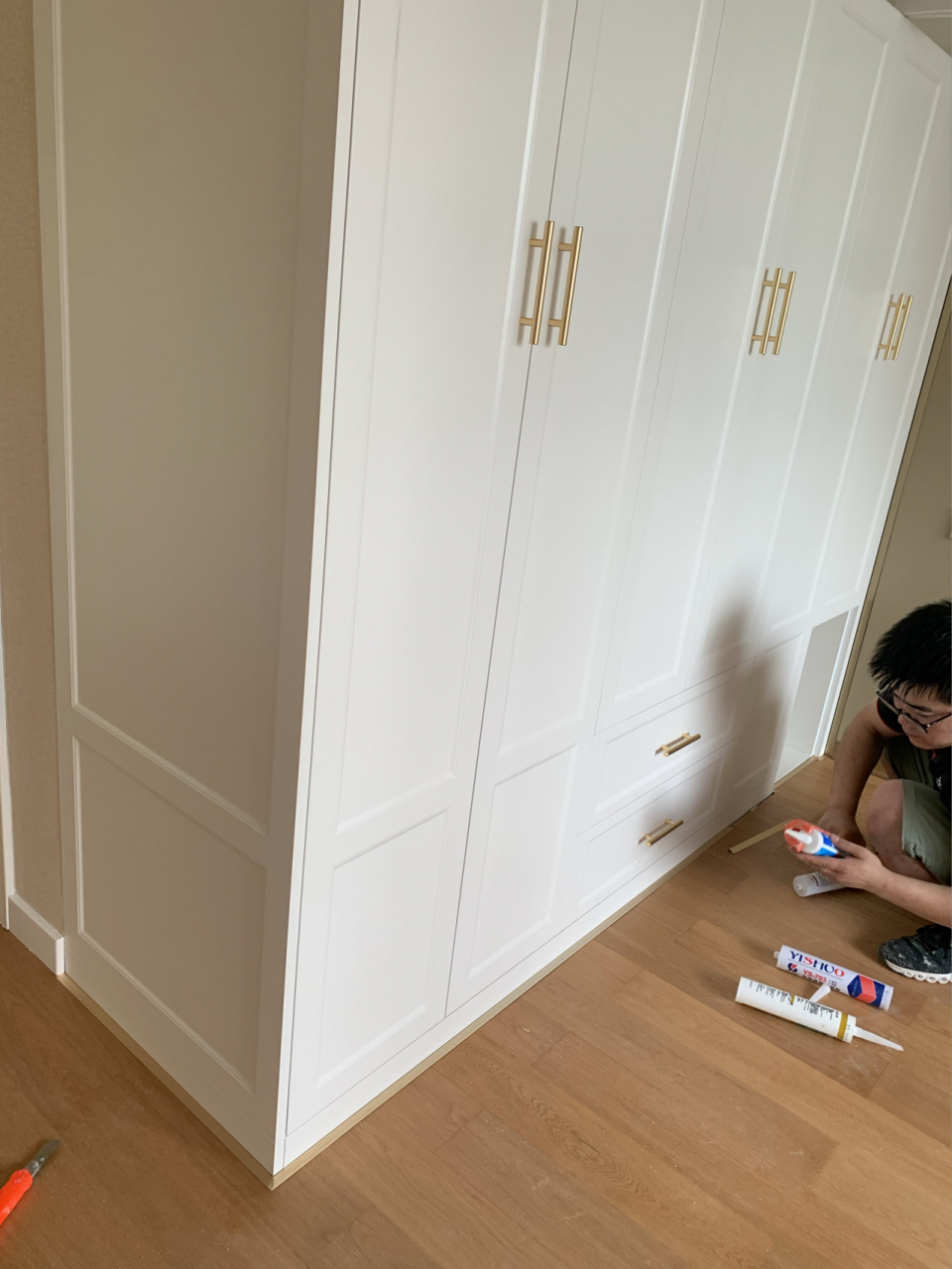 装修日记-先装柜子再铺地板收口处理 把精装房原有的猪肝红木地板拆掉