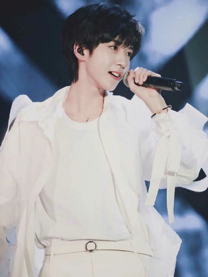 甚至于还见到了三代,和贺峻霖,左航聊的不亦乐乎,正在我沉醉的时候