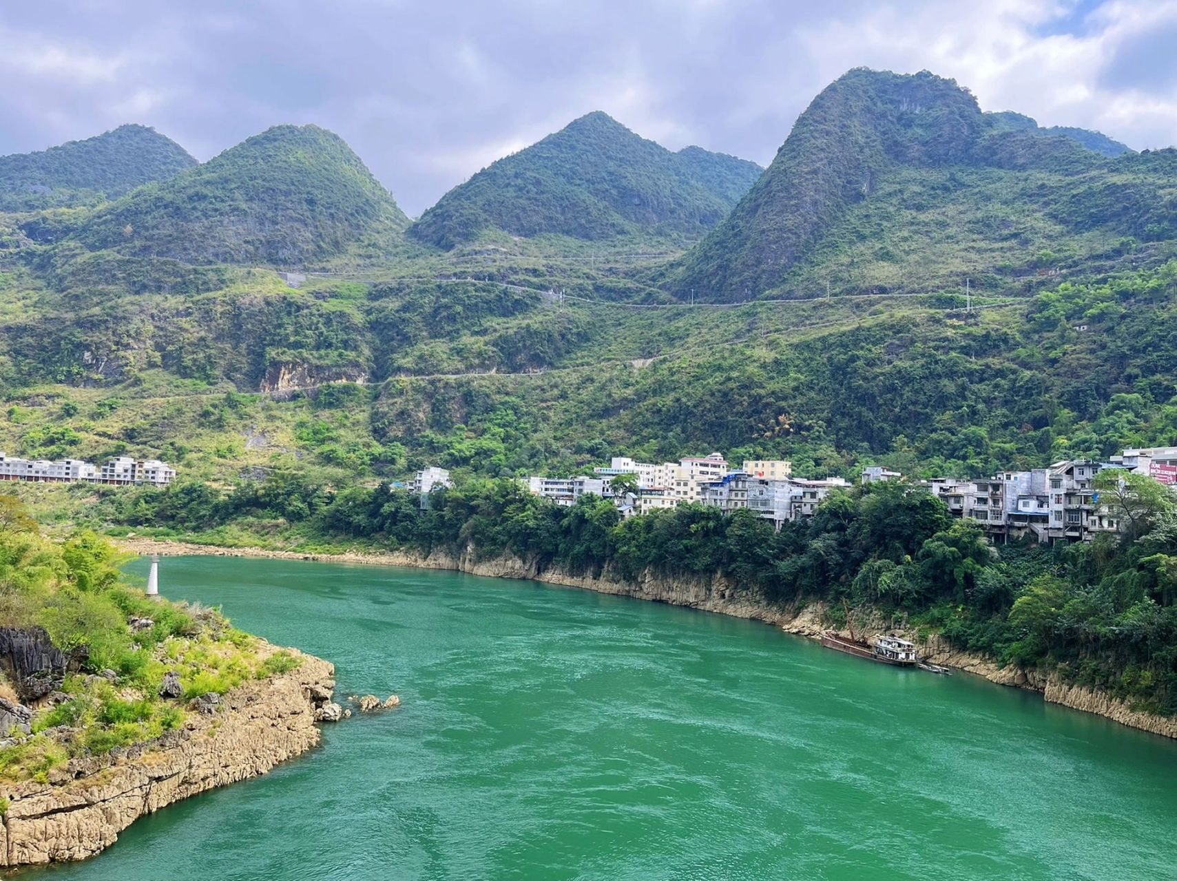 旅游何必去远方,都安就是好地方 都安有一条红水河风景旅游道路,起点