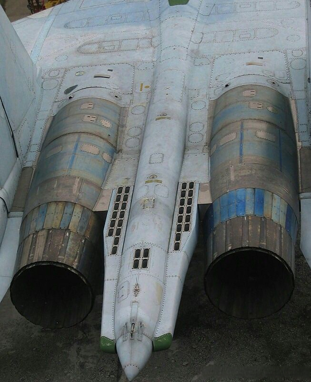 苏-27尾椎上的干扰弹发射器