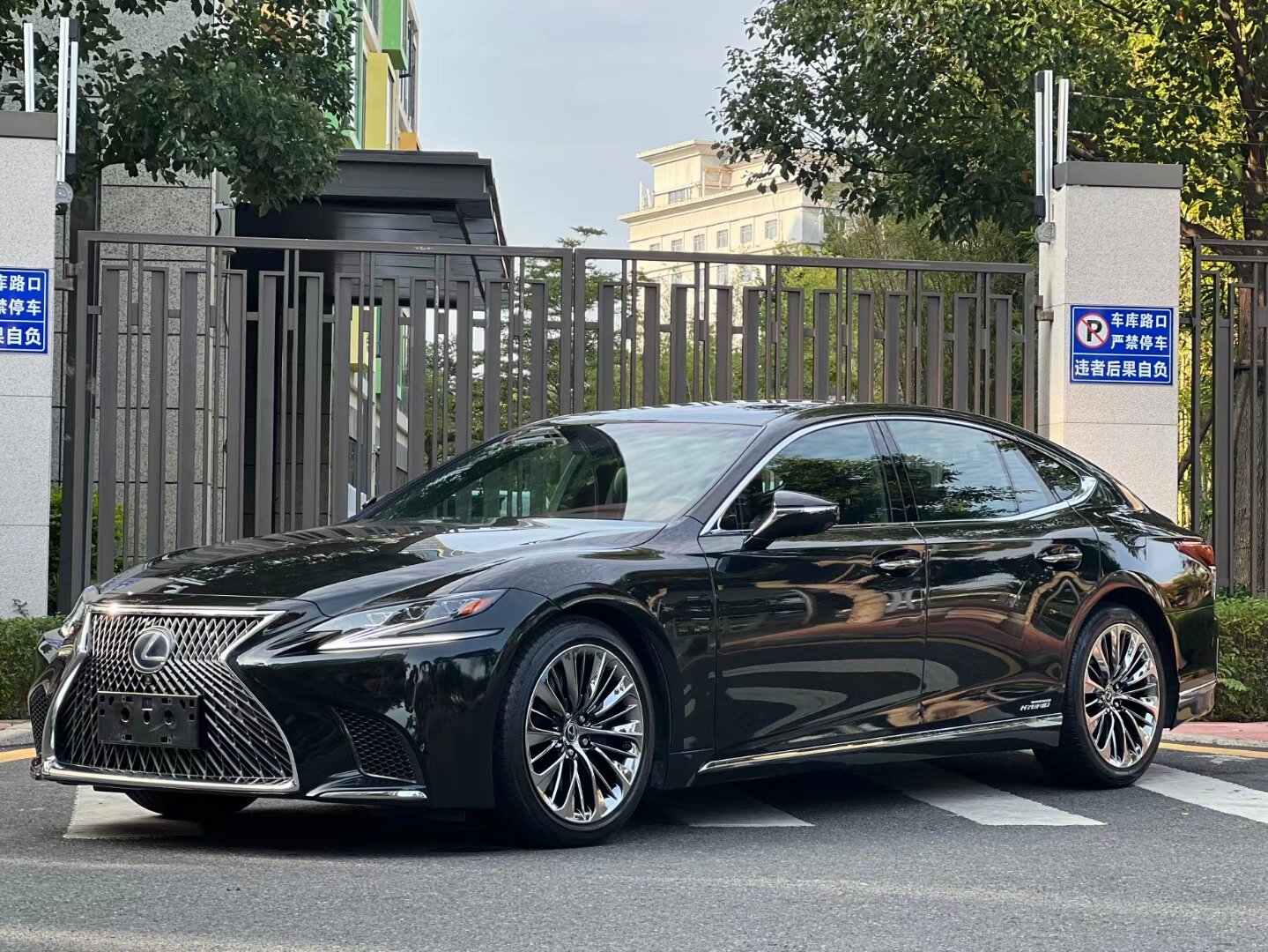 雷克萨斯ls500h 差几天2021年雷克萨斯ls500h行政版 实表两万公里 带