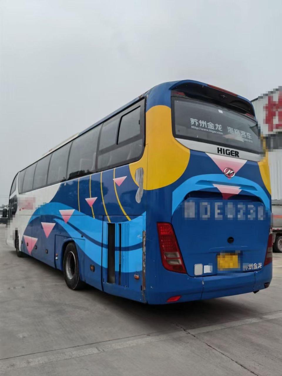 2012年7月上牌的苏州金龙海格客车6122一层半,55座带中门,司机睡舱