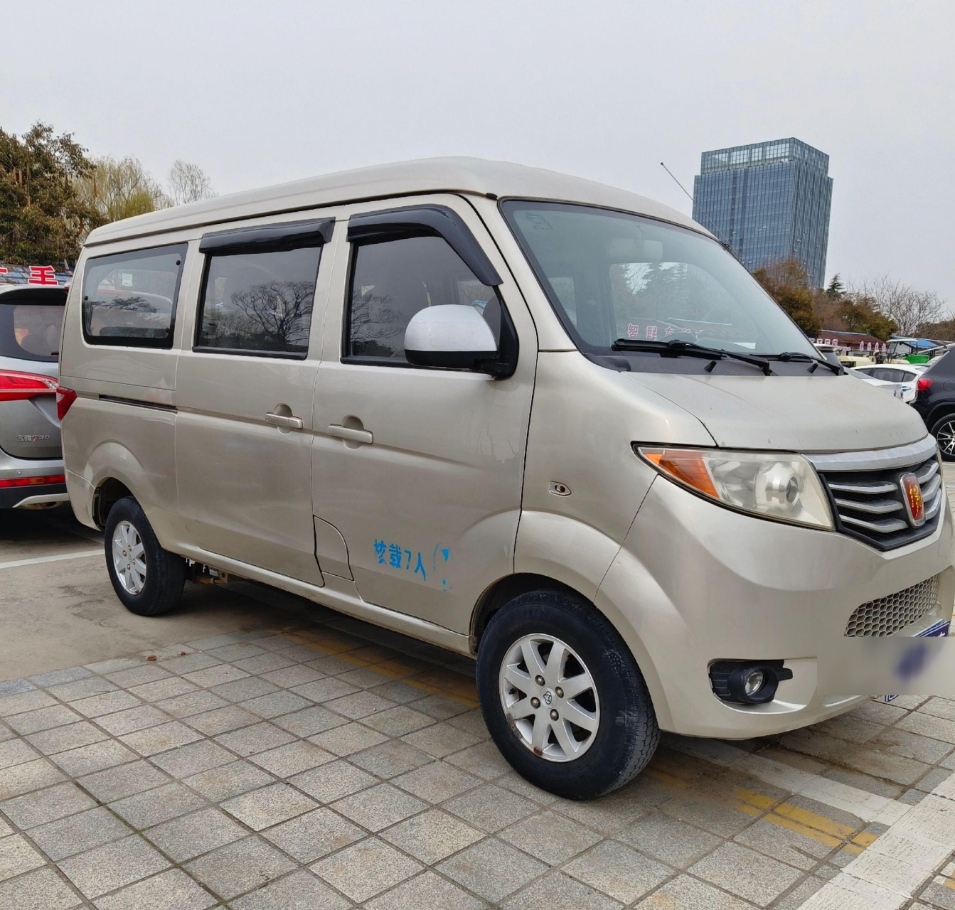 12年长安金牛星七座面包车,刚年审过,铝合金轮毂,带中央空调,中排是