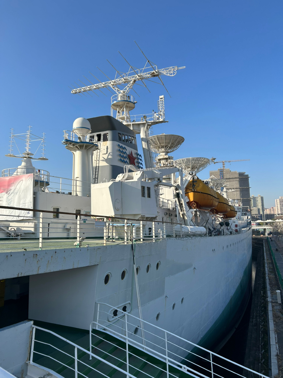 没想到黄浦滨江这里还有大船可以参观～ 远望1号测量船是由中国自行