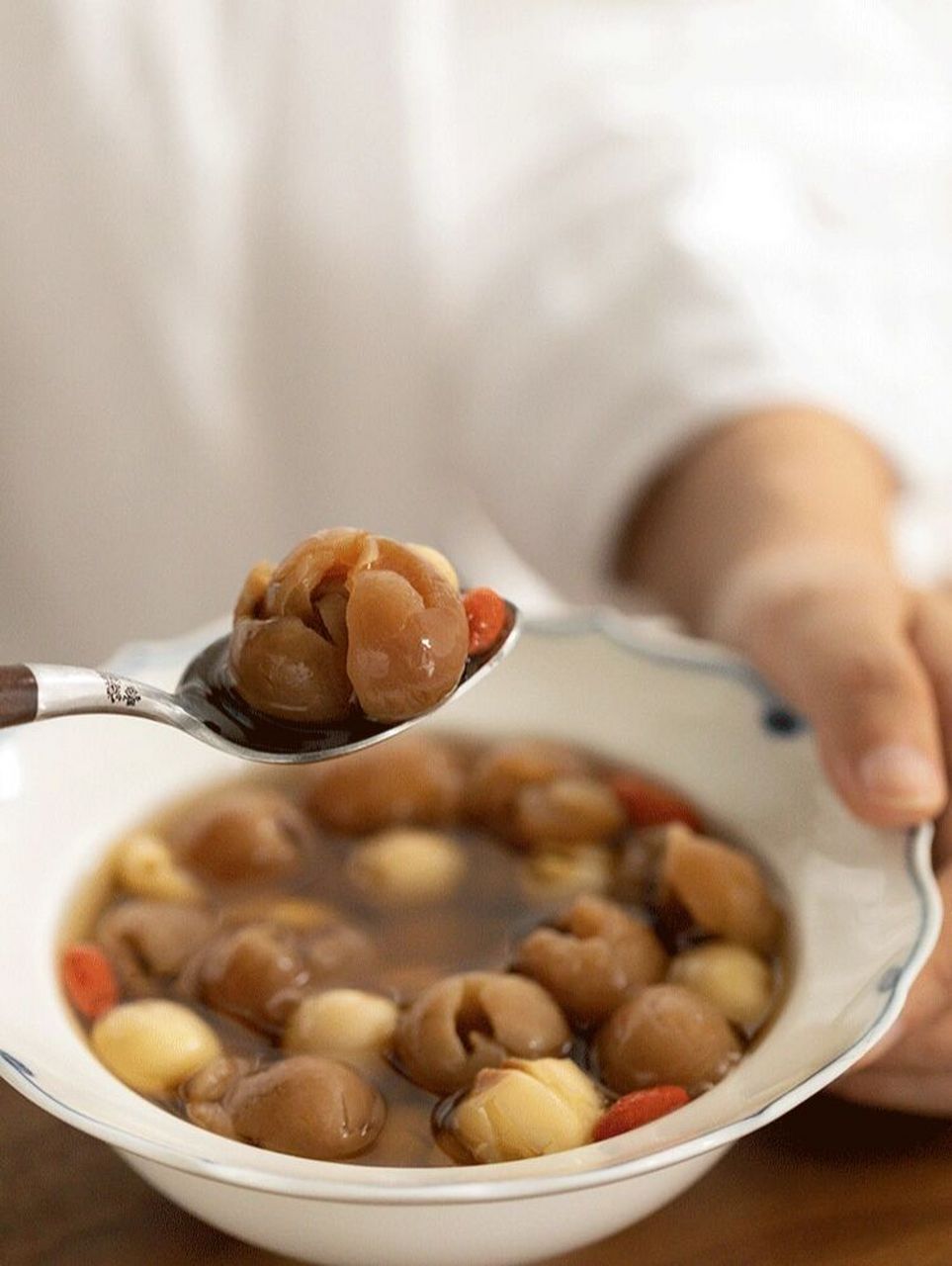 桂圆莲子汤 | 秋日里的清香甜味 桂圆莲子汤是很寻常的一道家常甜汤