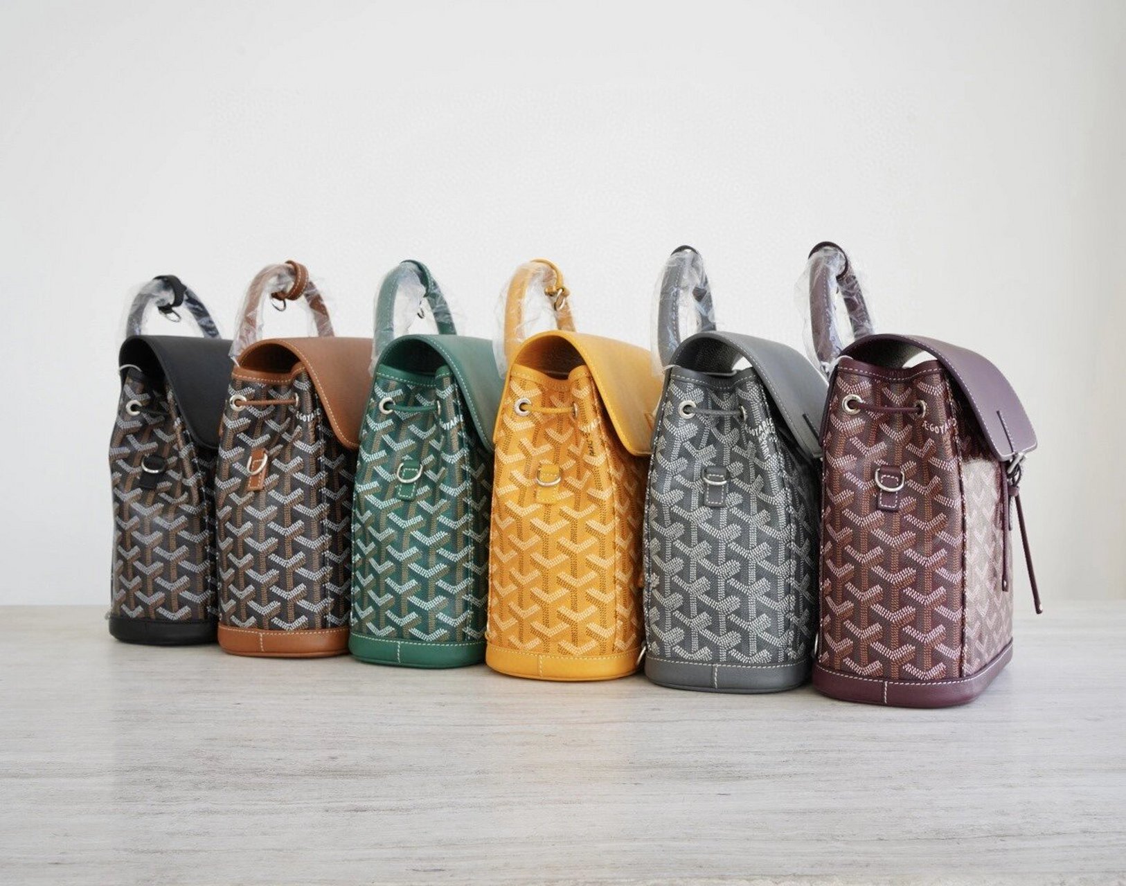 goyard 戈雅 alpin mini双肩背包 重塑传统登山包灵感,蕴含永恒朴素