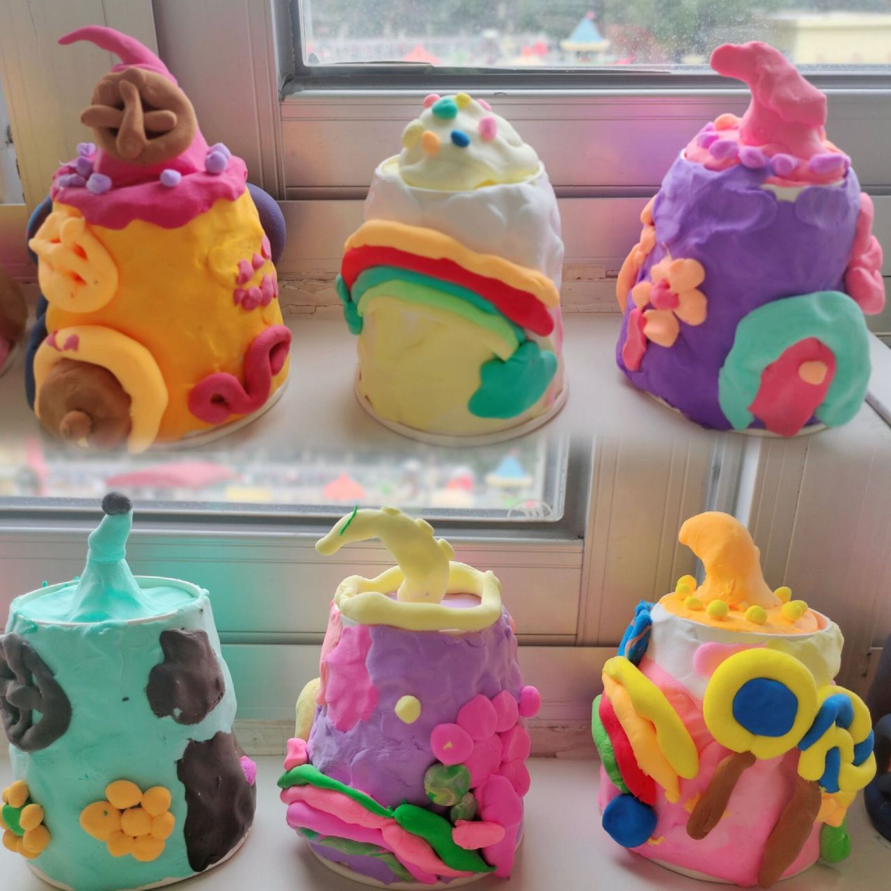 创意美术/ 《纸杯黏土房》 今日作品: 96《纸杯黏土房》 所需材料