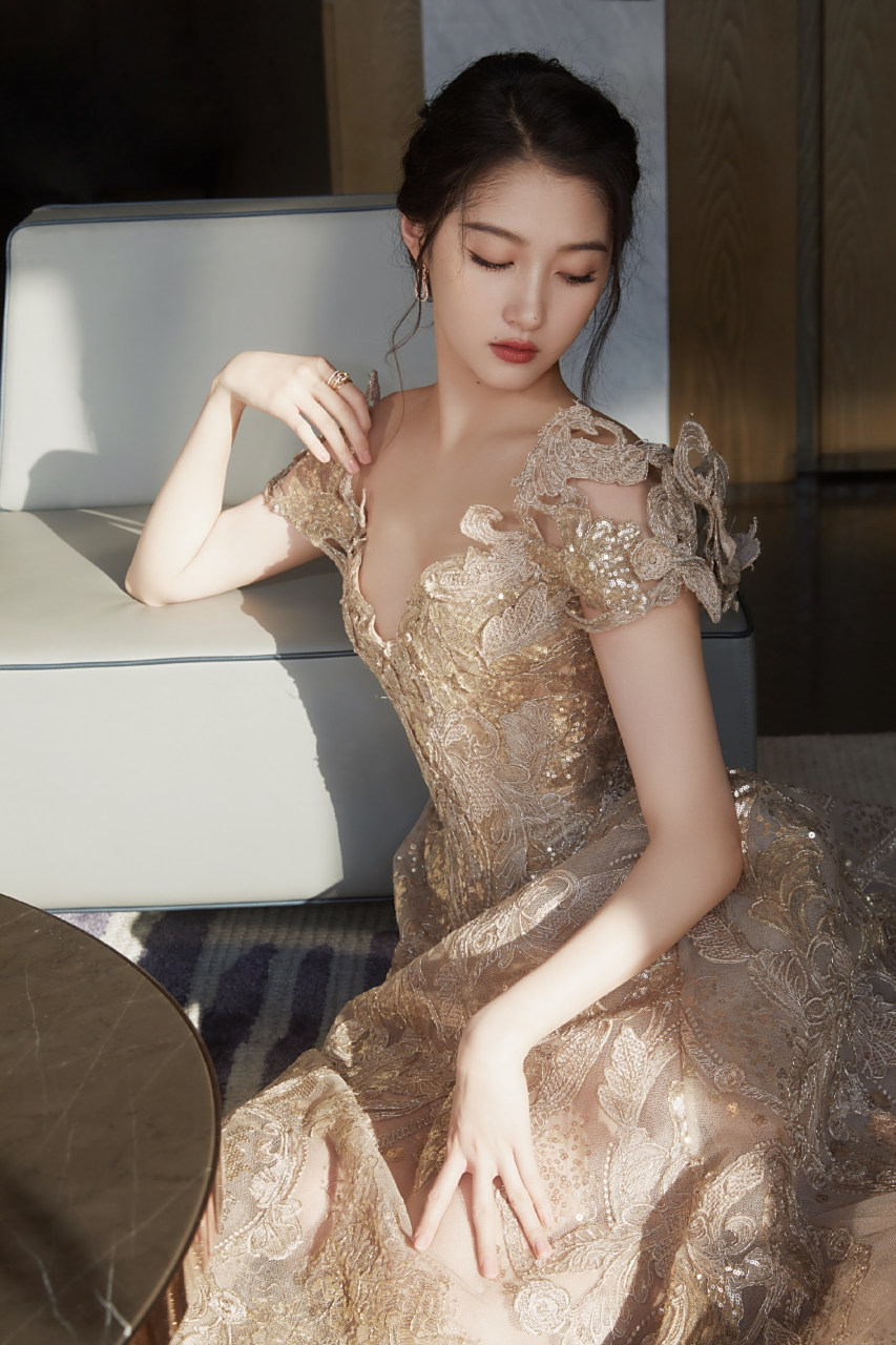 关晓彤金色高定圣光女神妆,鎏金礼服,璀璨夺目