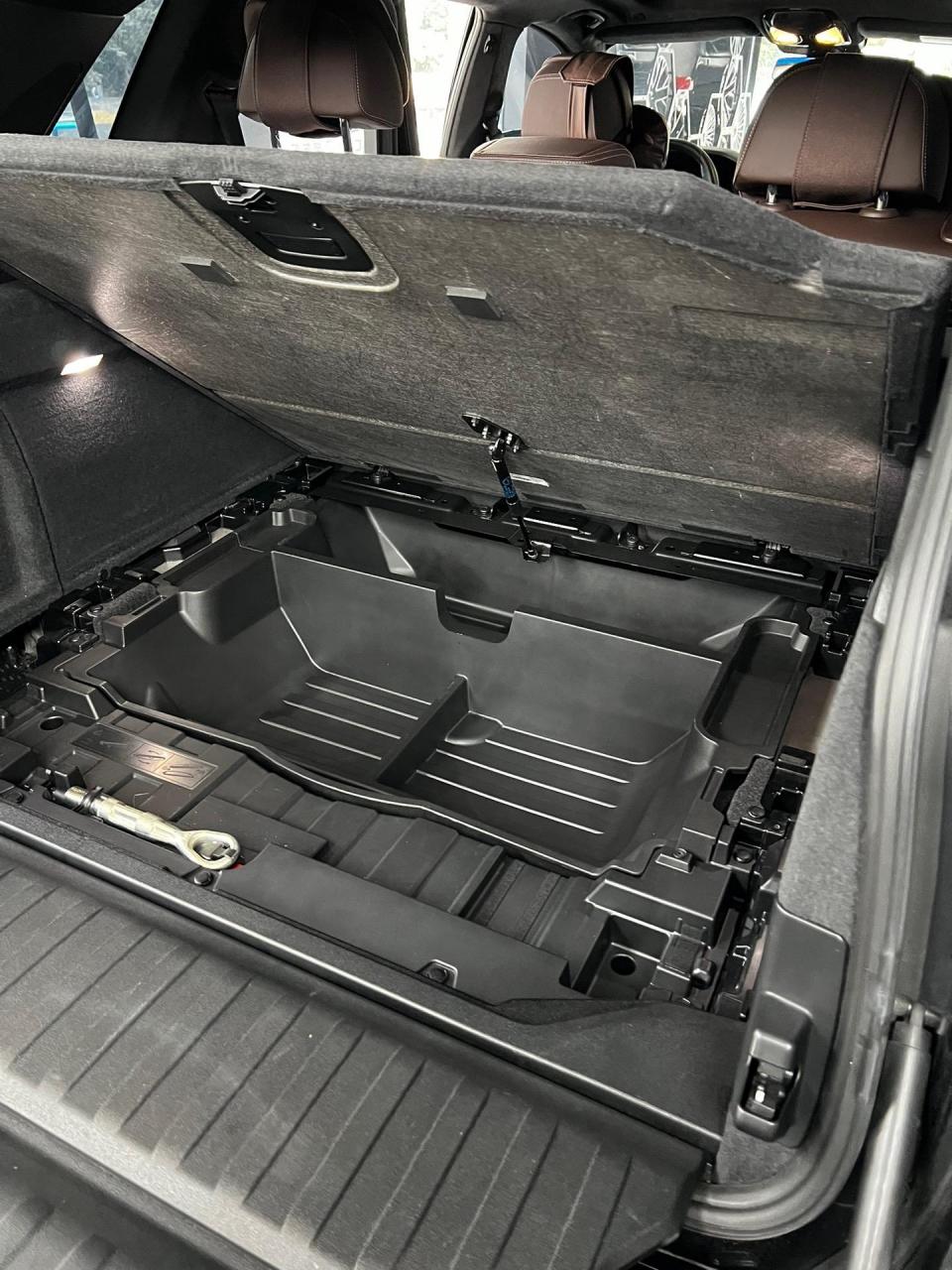 宝马x5减配的液压杆和备胎 给它安排回来 备胎位置可以安装这款储物盒