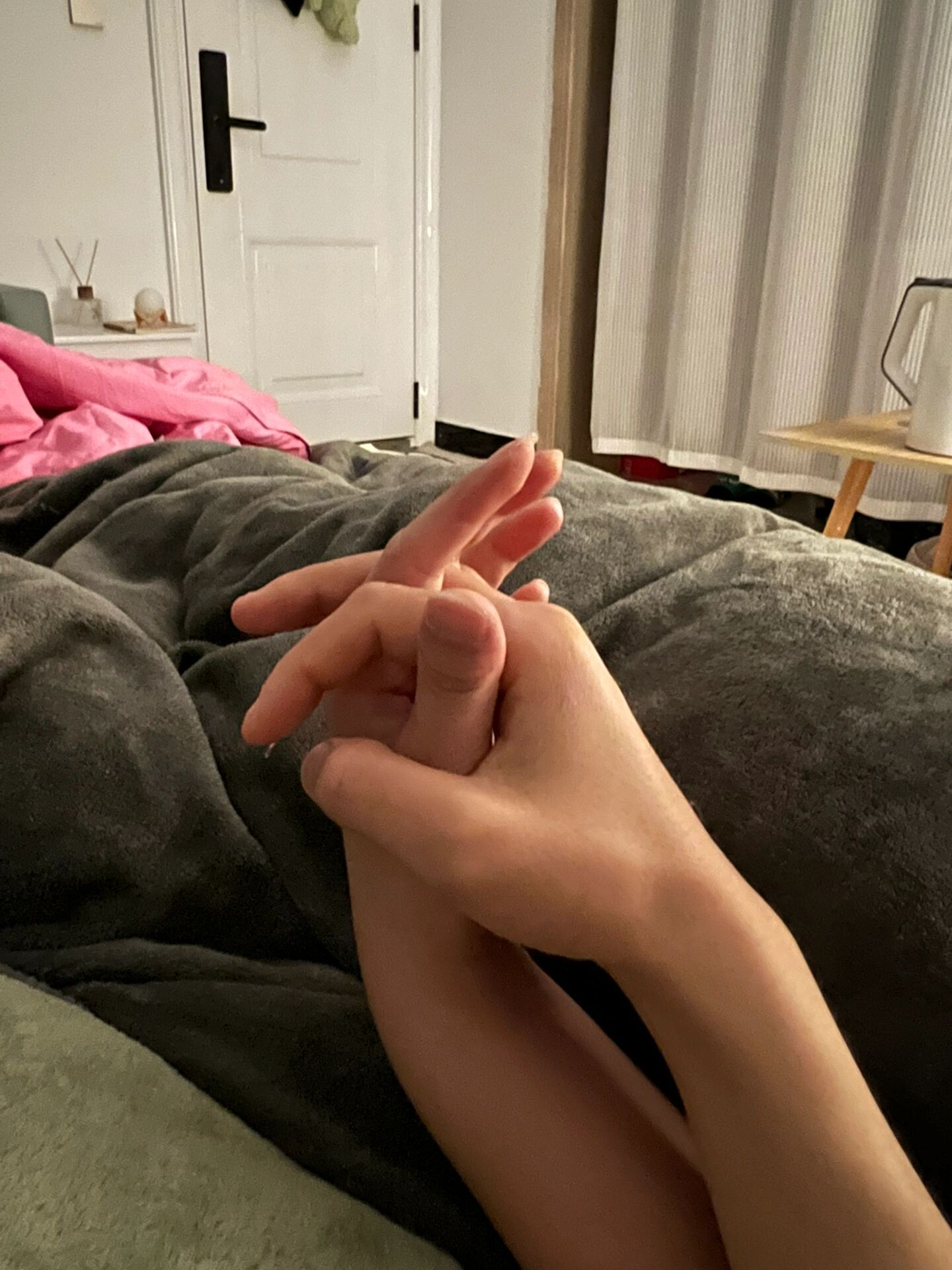 在外不敢牵手手