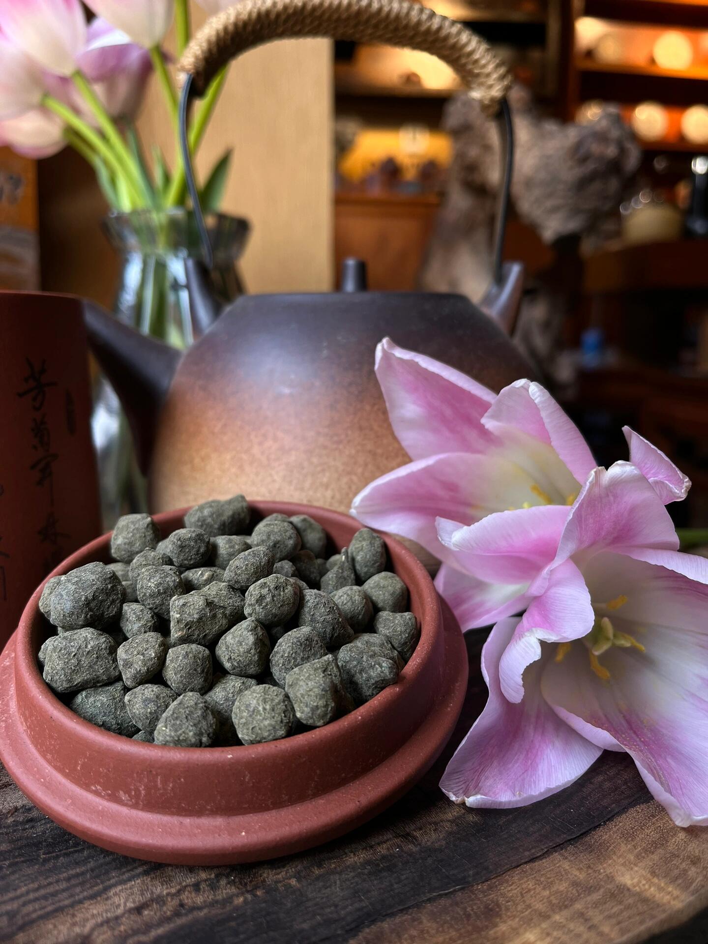 云南当地特色的石头茶 云南当地特色茶,大理农家茶,形状像石头所以叫