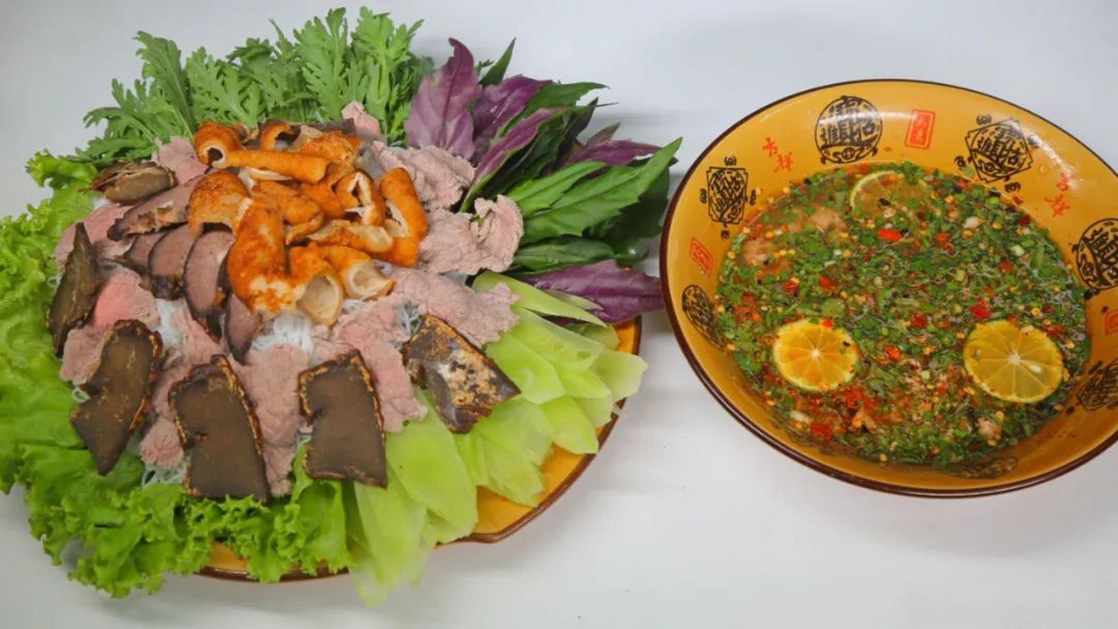 保山旅行[超话] 撒撇由三部分组成,傣族细米线,配菜和蘸汁.