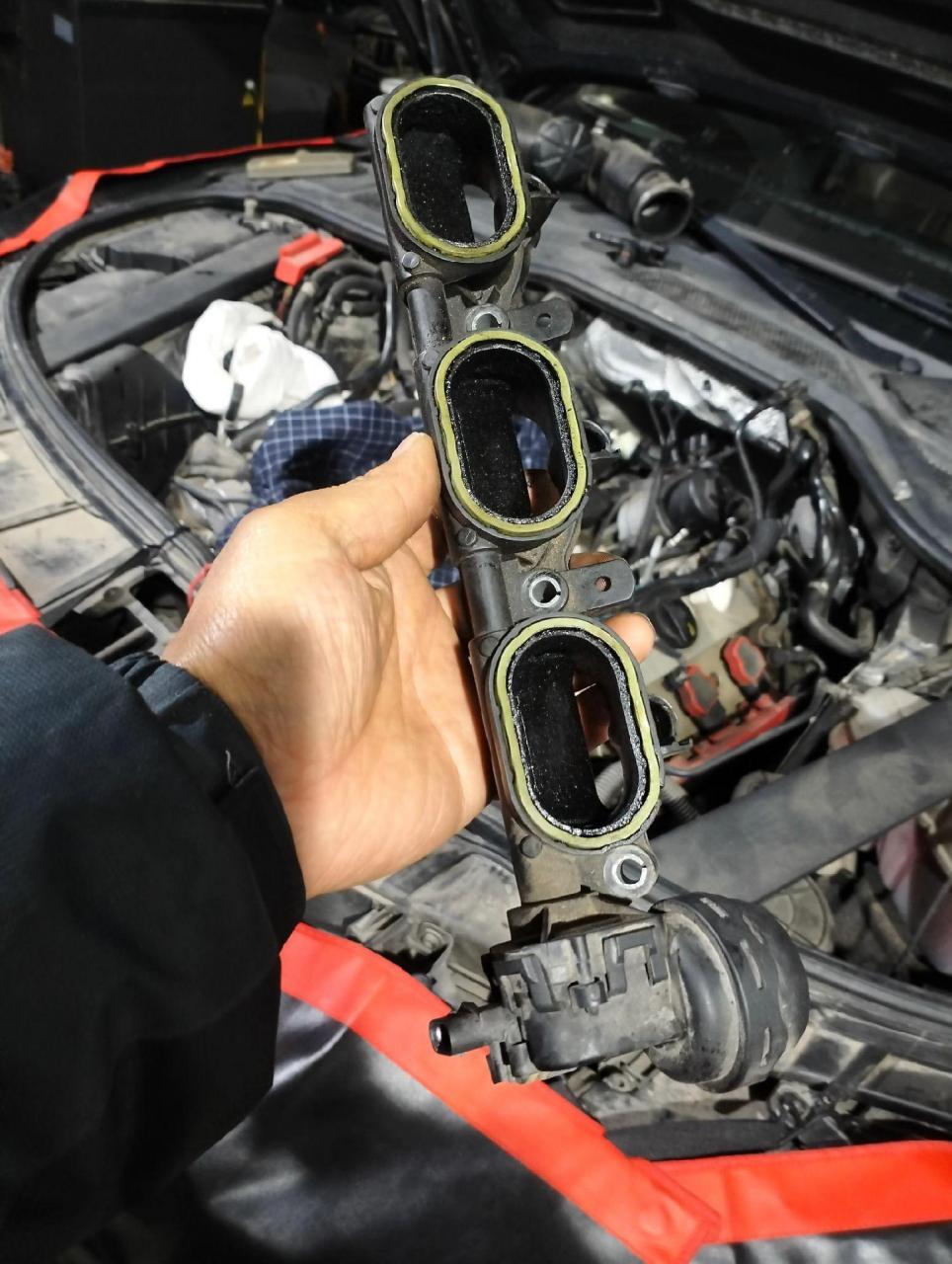 奥迪a8更换进气翻板,换变速箱油,修理底盘