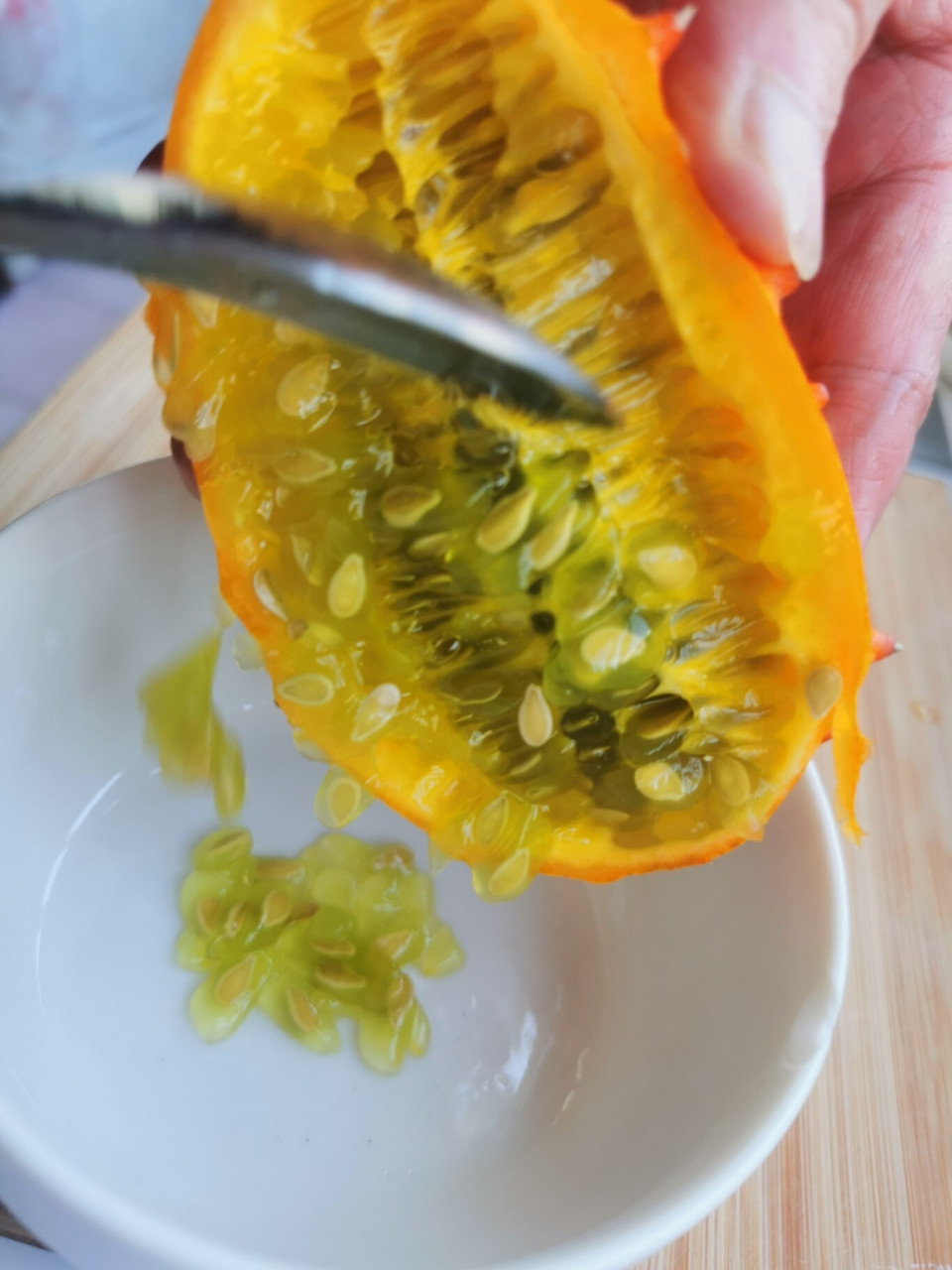 火参果的正确吃法 火参果外皮颜色金黄,带刺 味道像香蕉,黄瓜,柠檬的