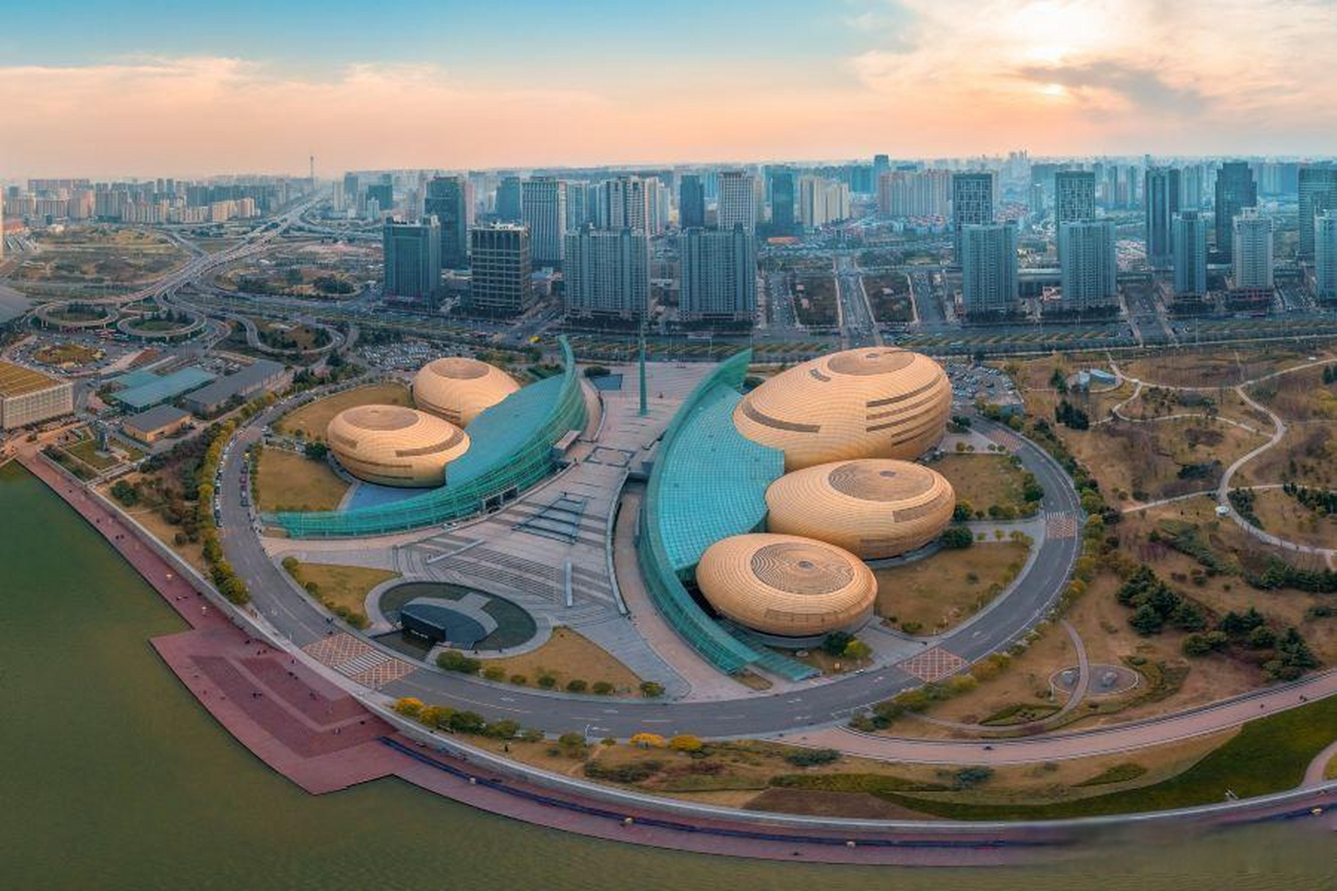 郑州河南艺术中心作为河南省的文化地标之一,为文艺青年提供了一个不