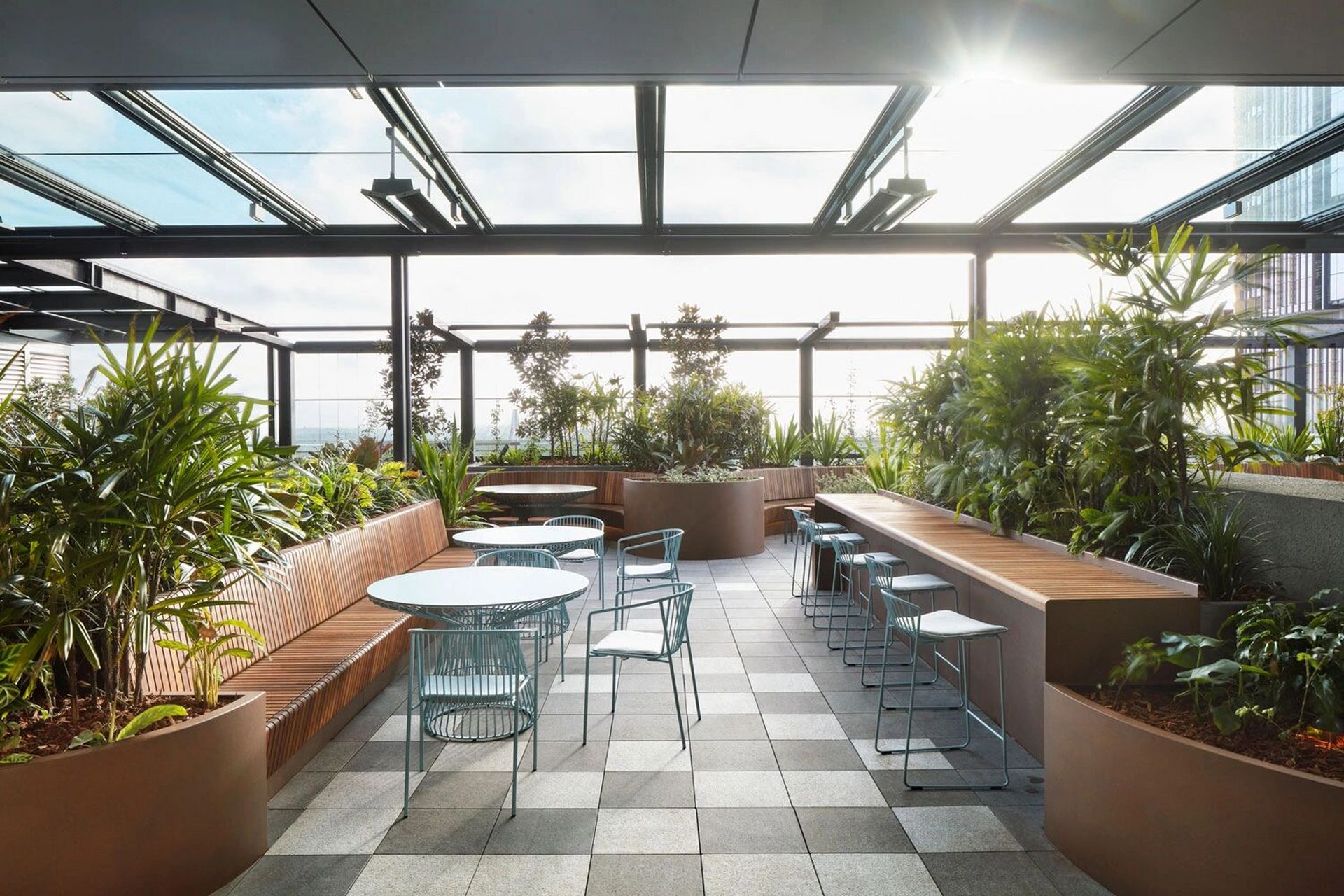 办公屋顶景观分享    很多商办公楼都有屋顶空间,但大多数都被闲置在