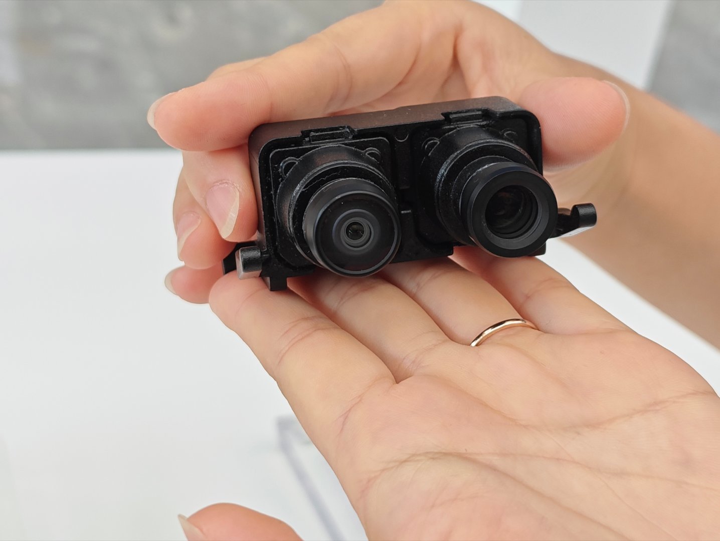 这颗 800 万像素的双目摄像头,每个摄像头负责的功能还不同: