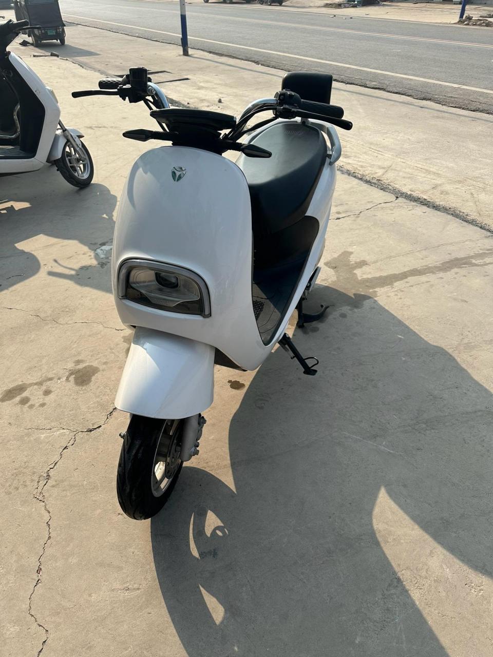 雅迪米露,60伏20安电池,电池还在三包.