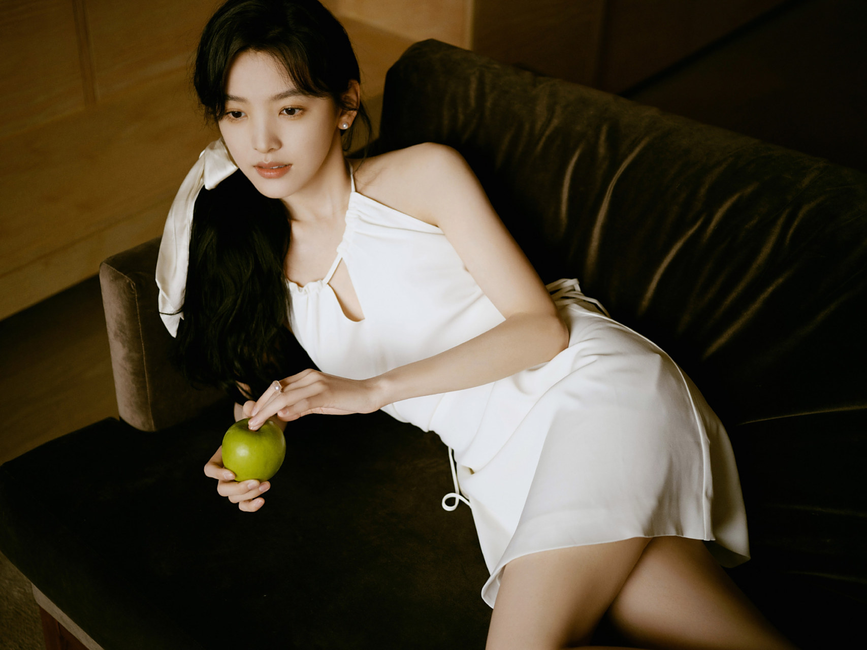 章若楠温柔甜美写真组图,一袭白色吊带裙,浪漫迷人