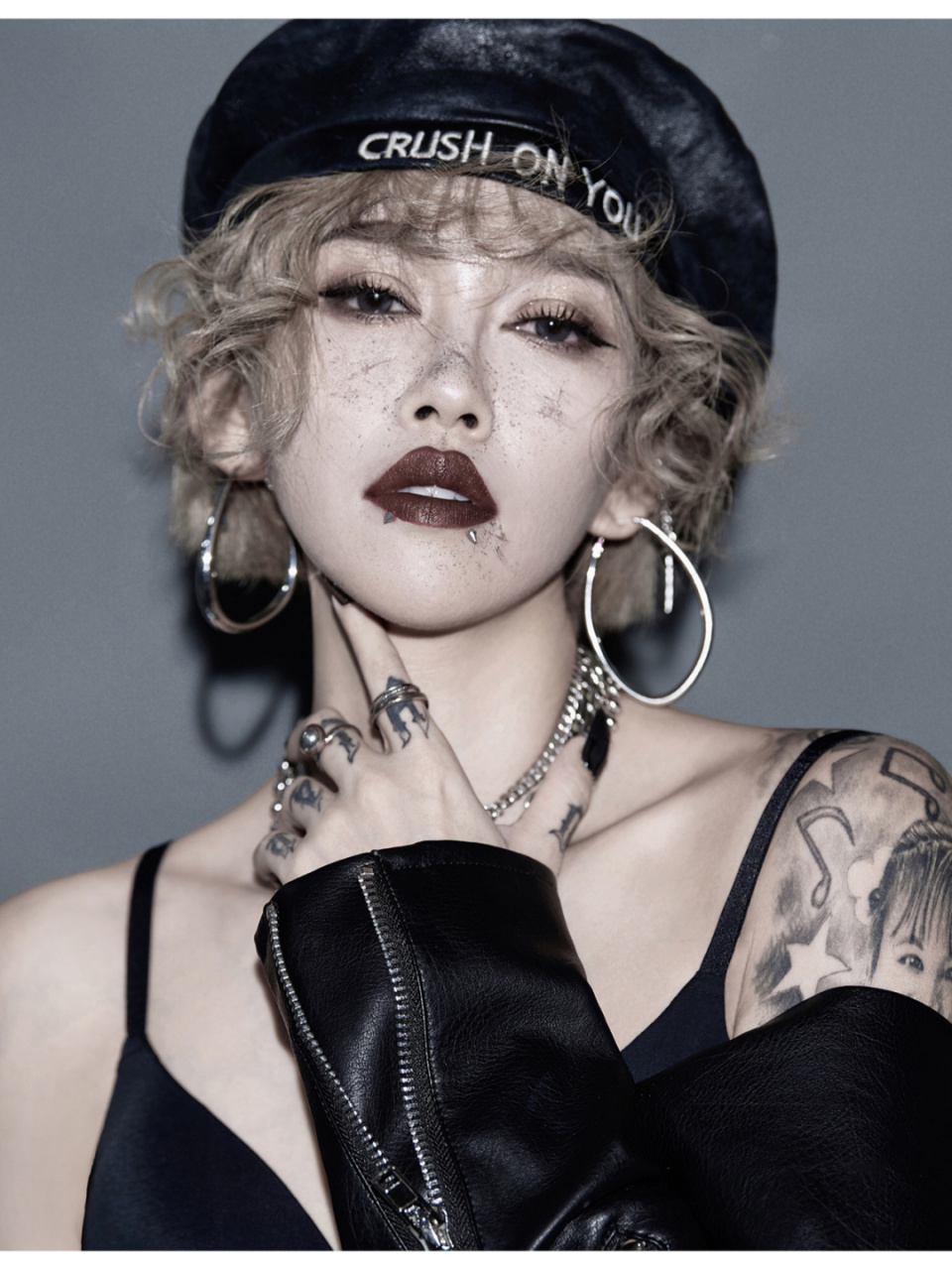 银质choker叠戴 骑士漆皮亮面筒靴 高级all black酷女孩穿搭 小烟熏