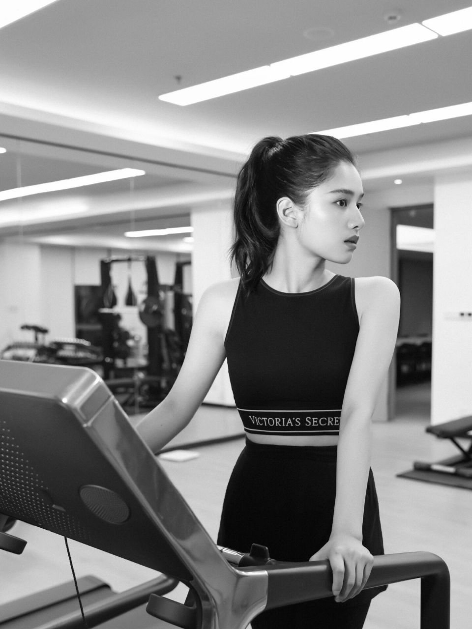 第一次看到这样的张婧仪哎! 维密代言人必须辣起来!