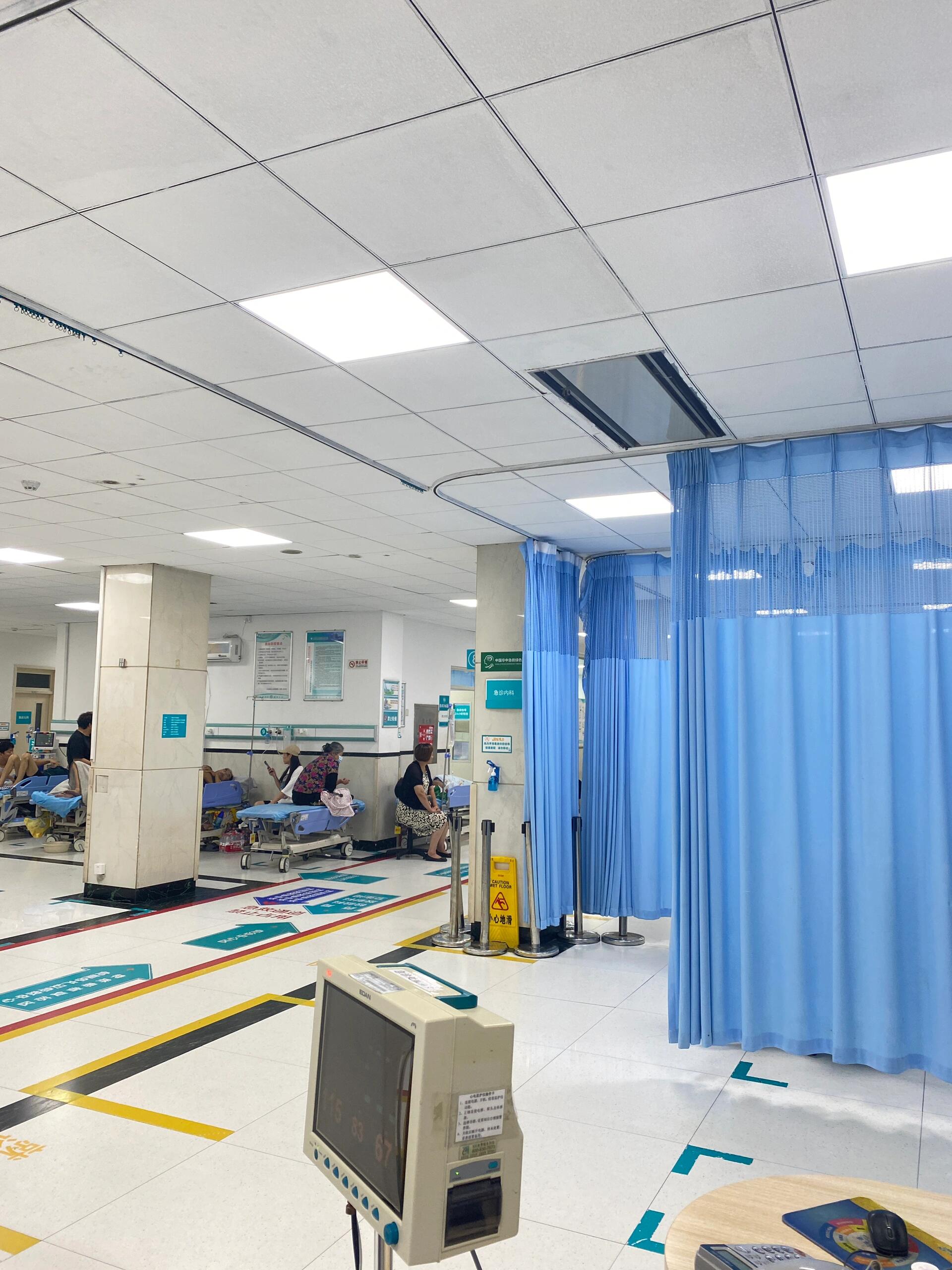 清晨5点多的急诊室 唉…最近和医院干上了 先是妈妈摘除息肉住院; 到