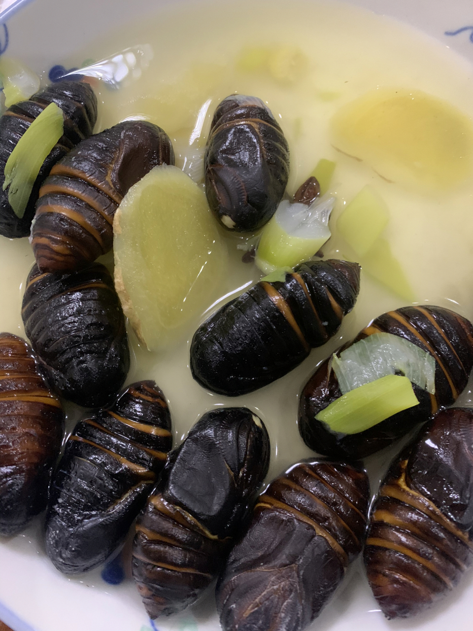 水煮蚕蛹 蚕蛹洗净放入锅中,加清水没过蚕蛹即可(水不要放太多),加入