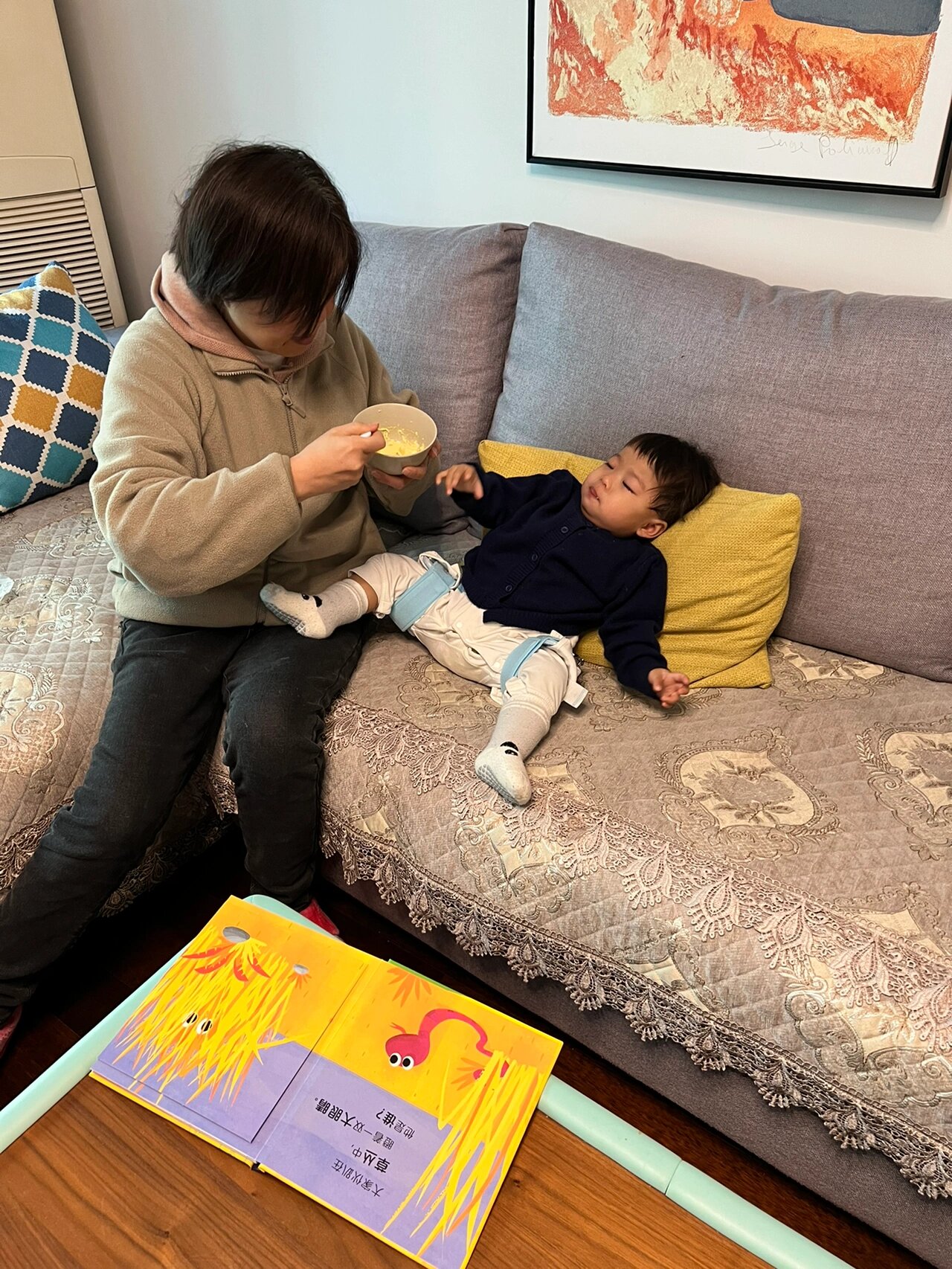 先天性髋关节发育不良 最终难逃支架命运 可可今天戴上蛙式支架五天了