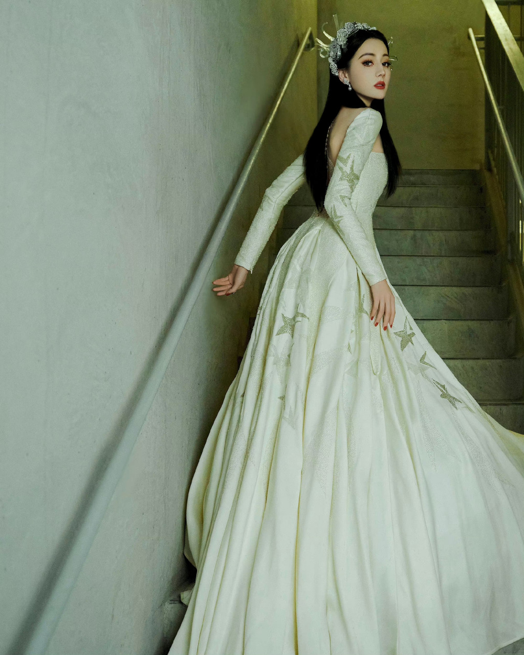 迪丽热巴造型师换成闵塔鲨了# 迪丽热巴的造型师换成了闵塔鲨～泄光