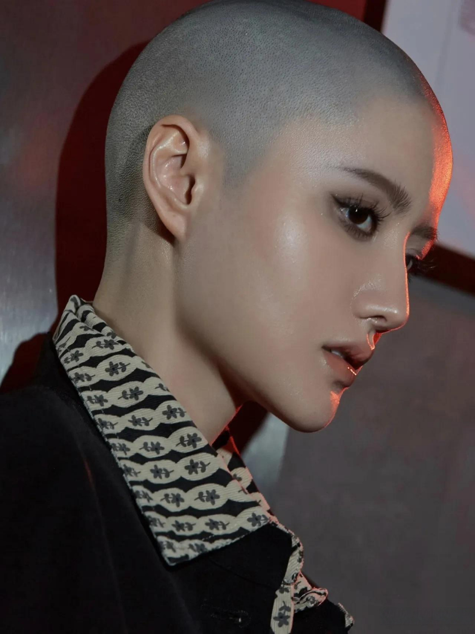 女子挑战将长发剃成光头,剃完之后颜值依旧爆表网友很羡慕,那么问题来