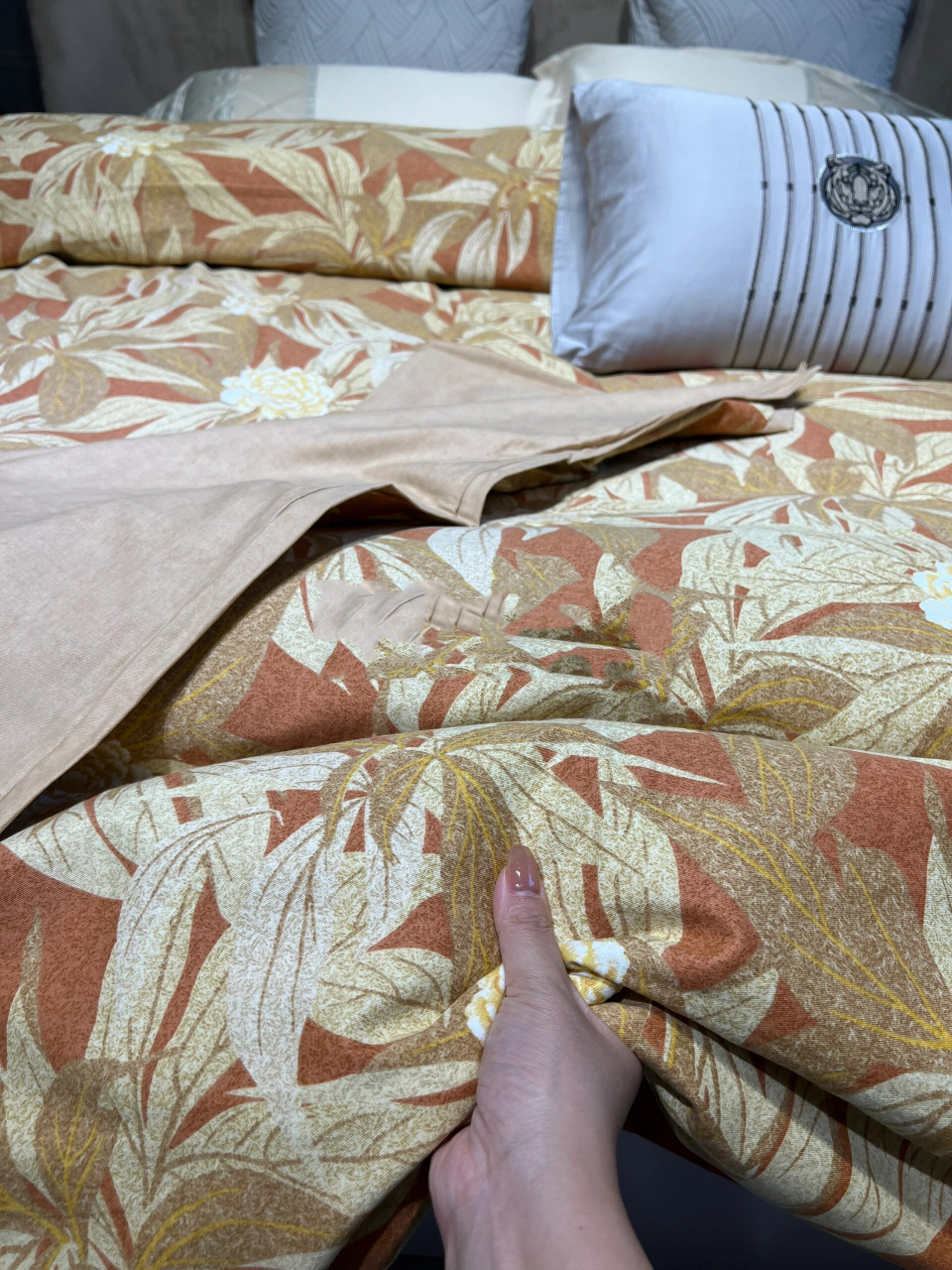 磨毛四件套要暖要舒服肯定会掉点毛毛～ 不掉毛的磨毛只有陶瓷磨毛