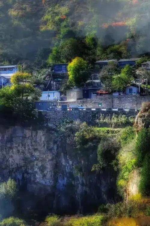 房山蒲洼富合村 富合村虽僻,声名早远扬. 民风诚古朴,物候实荣昌