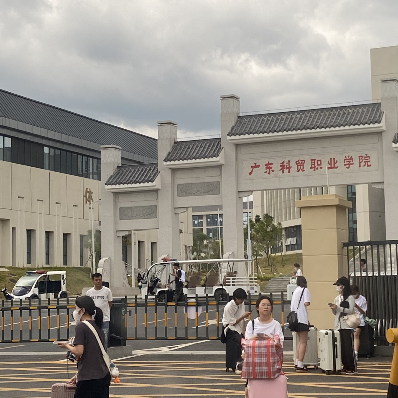 广东科贸职业学院!!! 欢迎来报科贸!!环境优美就是地理位置有点偏  其