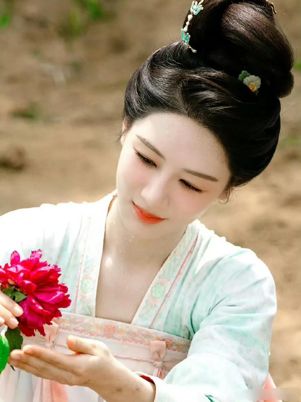 近日,杨紫主演的电视剧《国色芳华》热播,剧中的牡丹被轻慢,被掠夺
