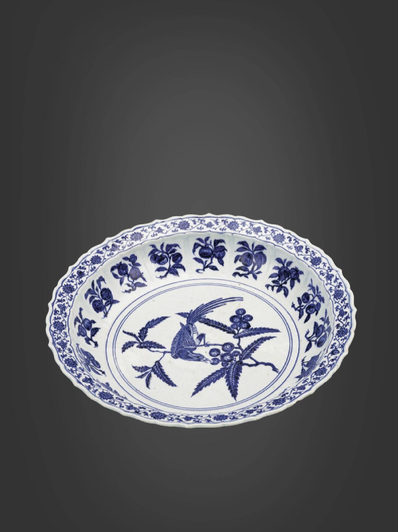 中国古代高颜值餐具:明代青花瓷盘子 图1:青花花鸟纹盘  尺寸:直径18