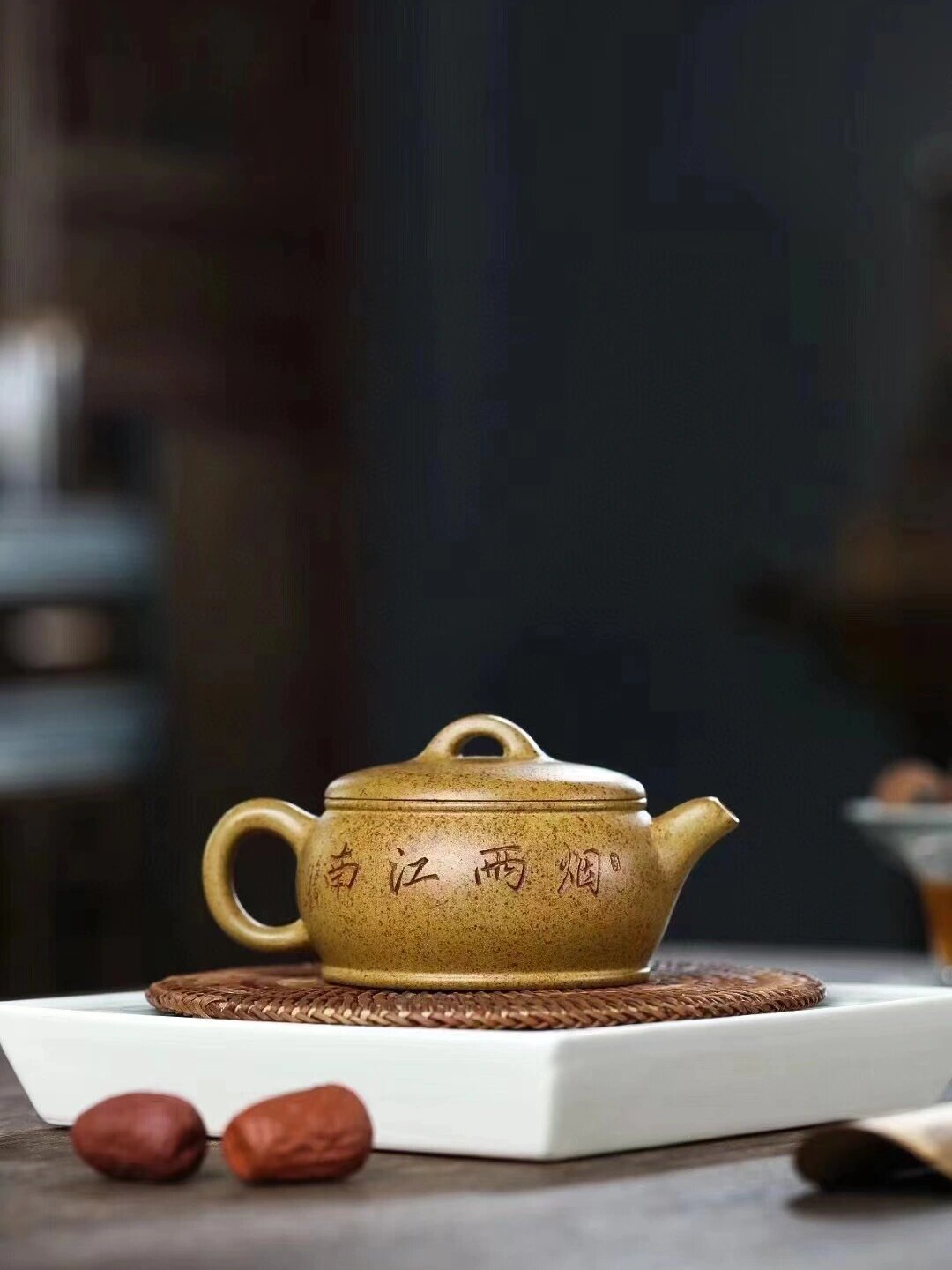 紫砂壶壶型:汉瓦壶 汉瓦壶,始于明末,属曼生十八式之一.