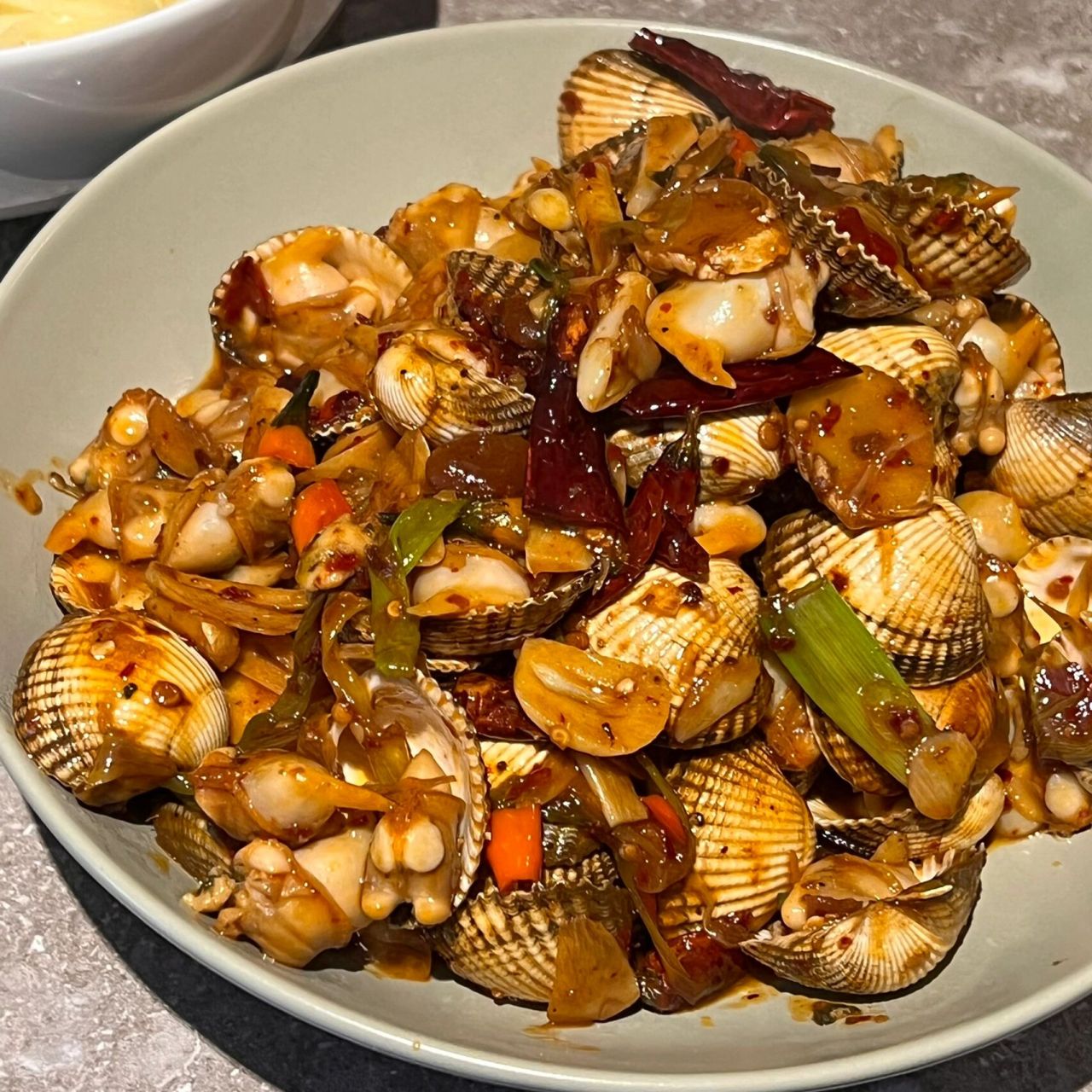 辣炒毛蛤 英国赶海的毛蛤 	 毛蛤加盐和食用油吐沙 冷水下锅 加料酒