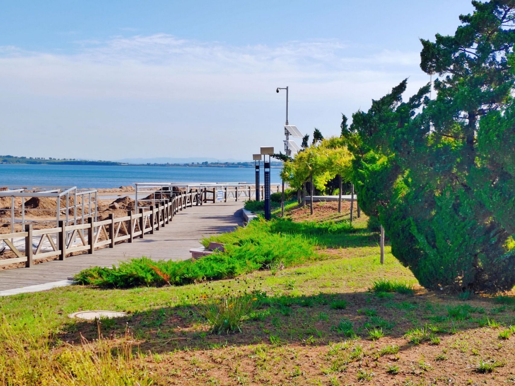 大连长兴岛2日游 定位长兴岛海滨公园 蓝天白云 海很蓝人很少