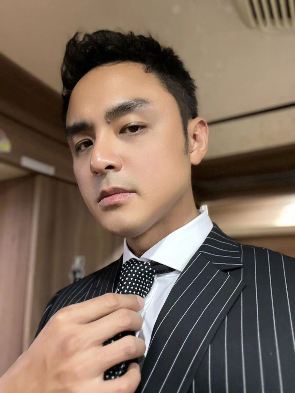 这次是真的又穿上单均昊的西装,和十八年前又有不一样的感觉了[大笑]