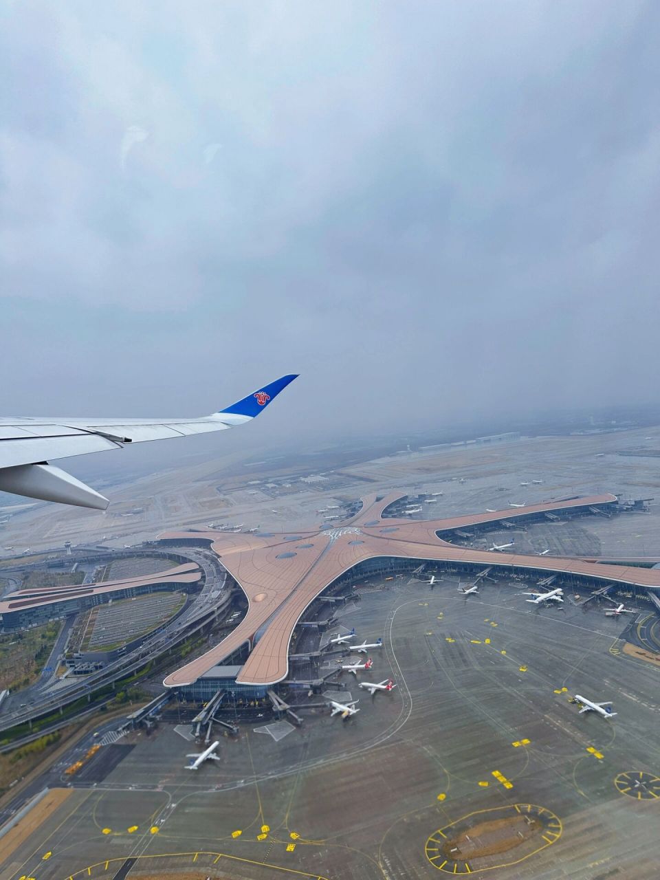 北京大兴国际机场起飞时俯瞰航站楼全景 乘坐中国南方航空的a350