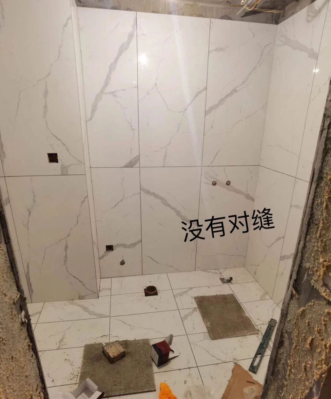 对于瓷砖铺贴的墙地对缝铺贴问题如下: (图我1)缺点:影响美观.