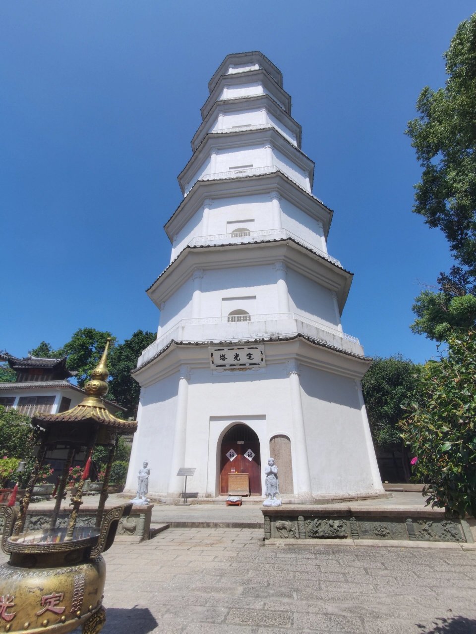 福建 福州 白塔 明 白塔位于定光寺内,末图是寺门口的小公园 .