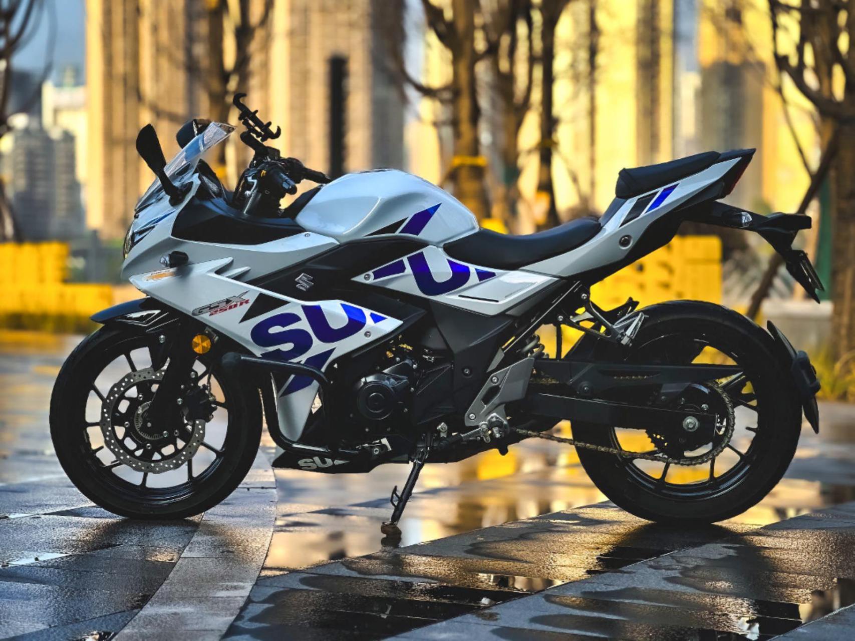 铃木gsx2500202冰川白 22年2月上牌,公里数1.