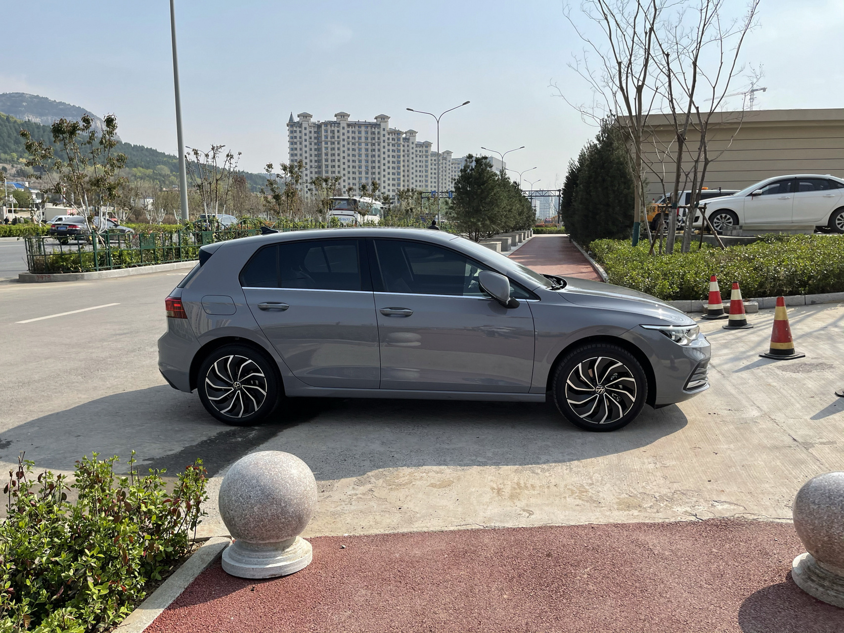 高尔夫8 pro 月岩灰提车作业 终于提了心心念的高8了,颜值没得说,灰色