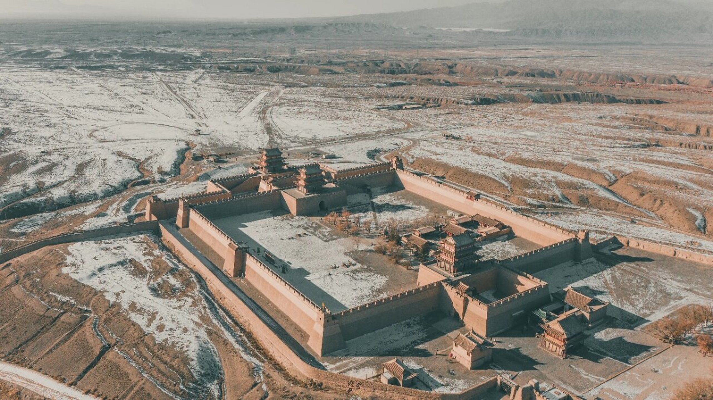 航拍河西走廊上的嘉峪关 67 嘉峪关是我国明长城最西的关口,也是明